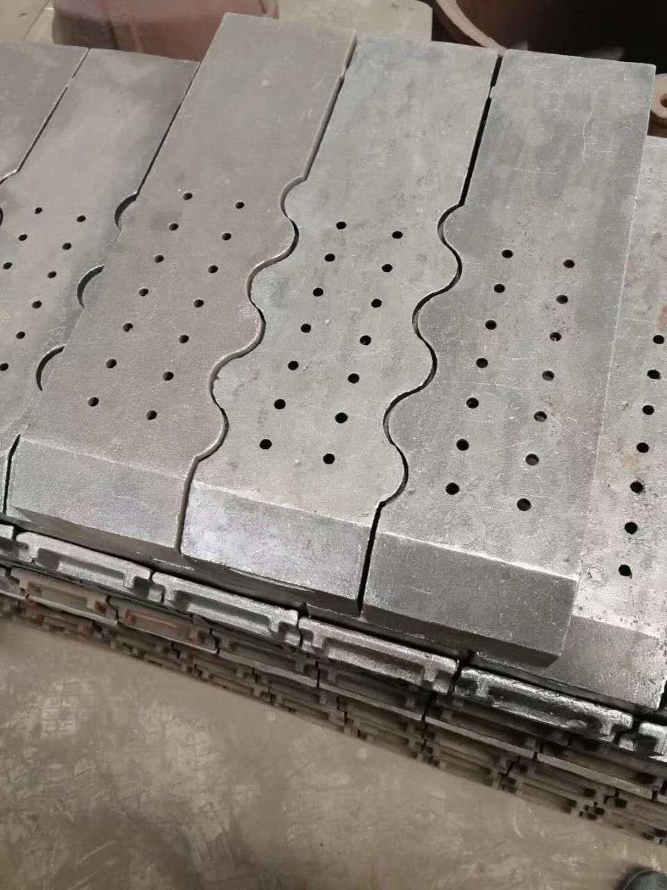 Reciprocating grate stoker